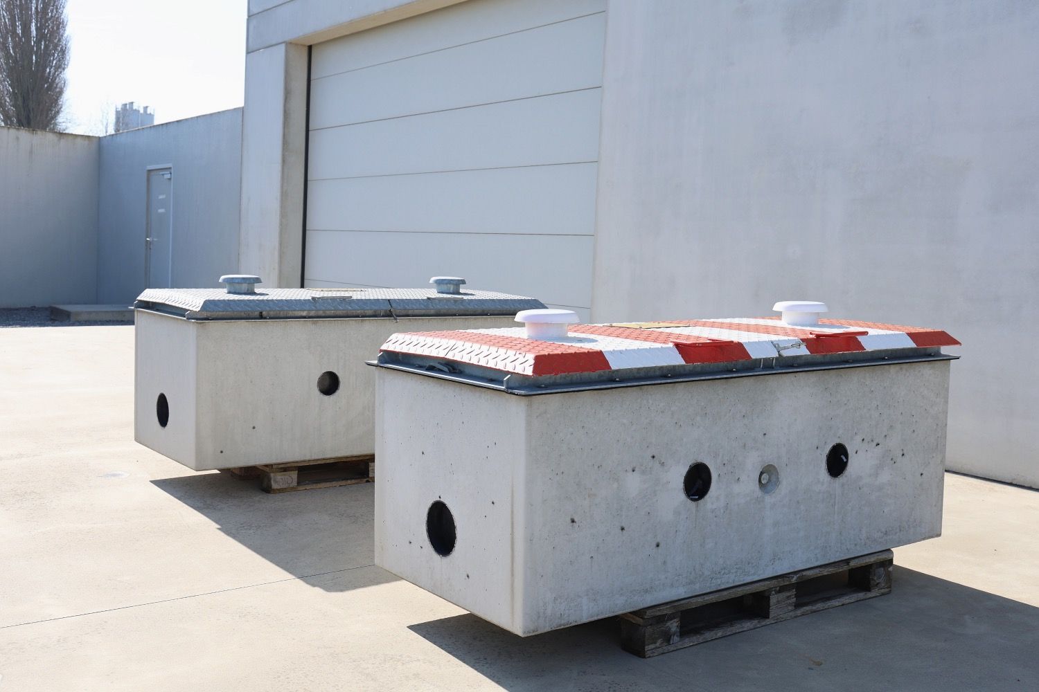 Tuyaux en béton préfabriqué empilés chez Webeco, prêts à être utilisés dans des projets d’infrastructures hydrauliques durables.