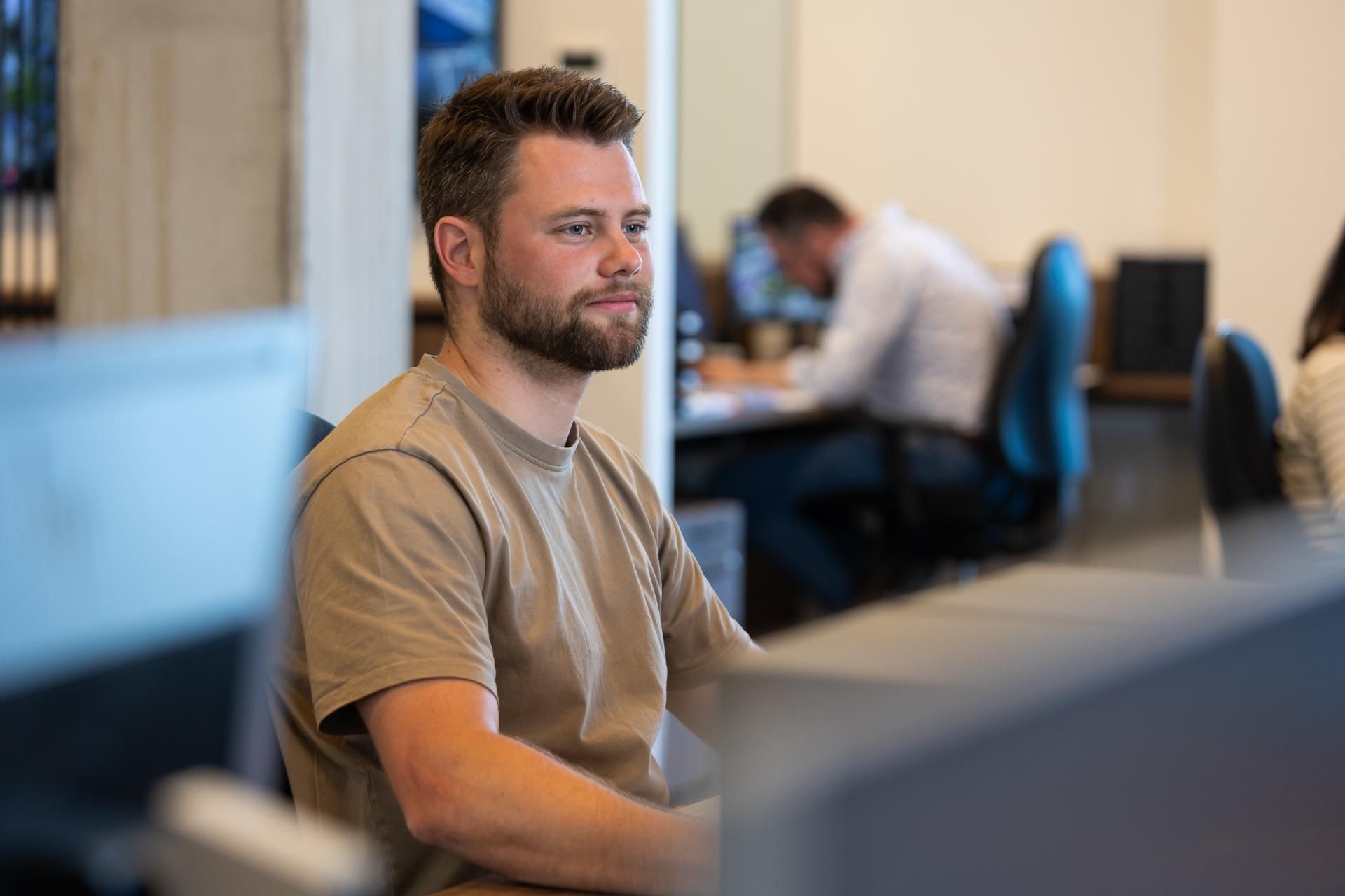 Een Webeco-medewerker aan het werk op kantoor, onderdeel van het engineeringteam achter innovatieve prefab betonoplossingen.