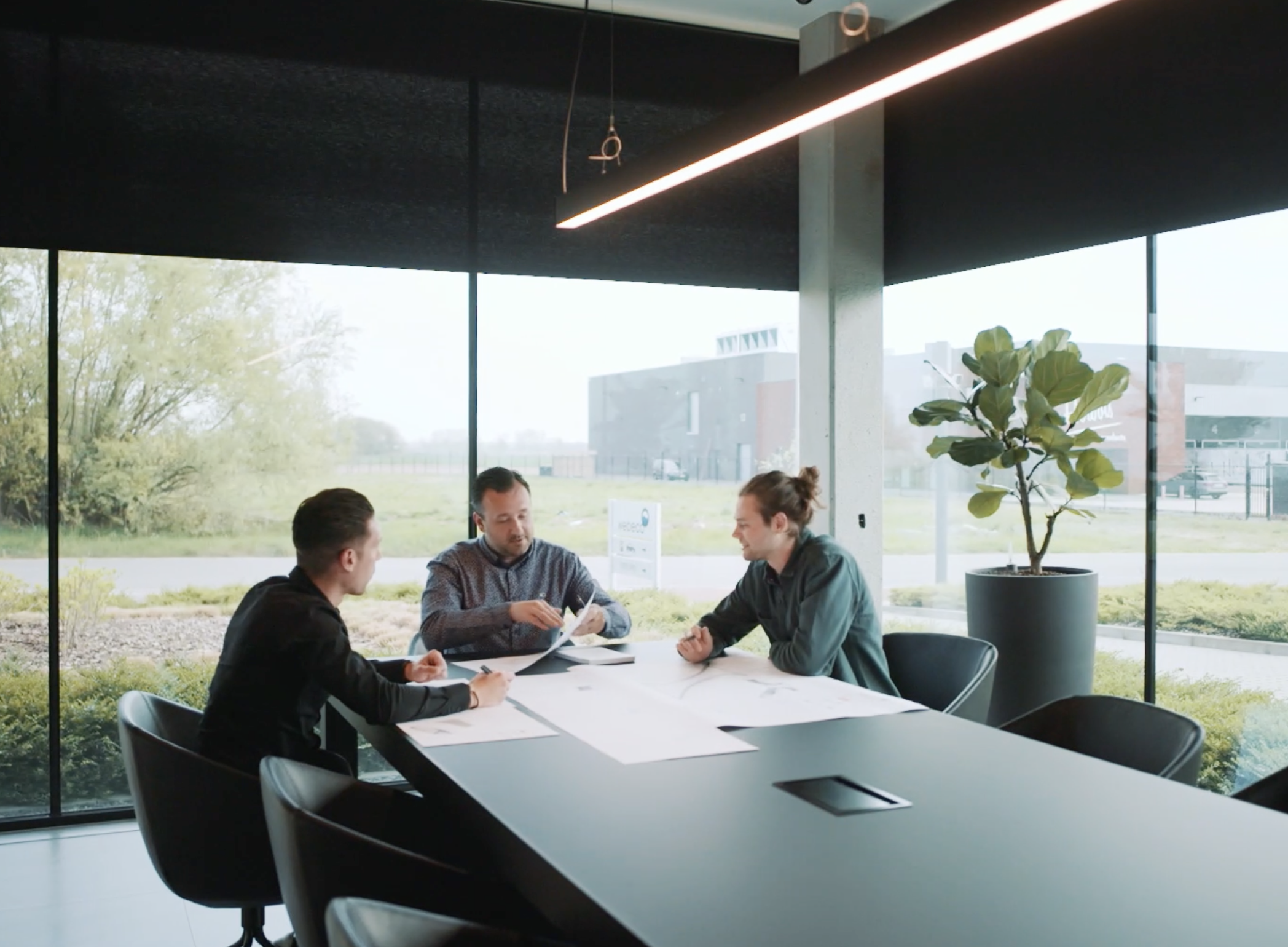 Engineeringteam van Webeco bespreekt een prefab betonelement tijdens een technische ontwerpsessie in de vergaderruimte.

