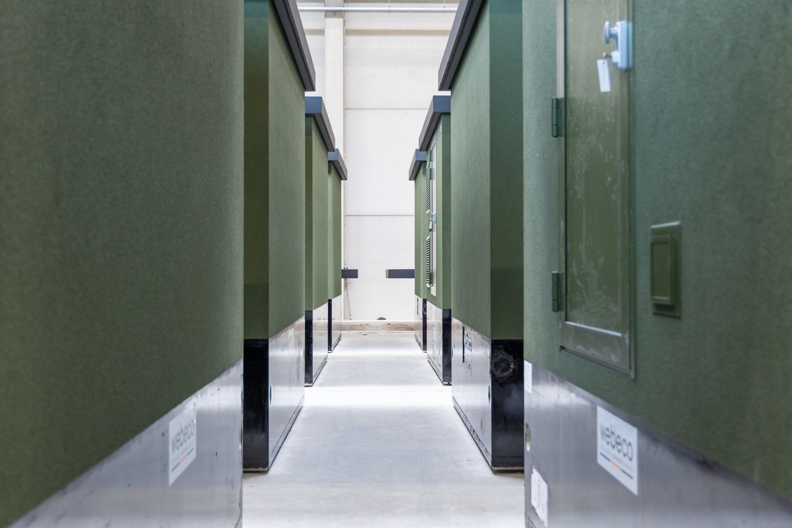 Op maat gemaakte prefab elektriciteitscabines in productie bij Webeco, klaar voor plaatsing in elektrische infrastructuurprojecten.