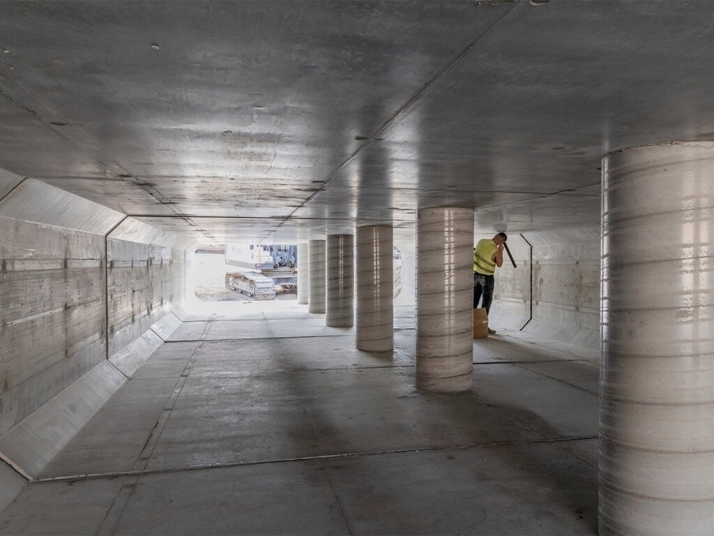 Twee medewerkers van het engineeringteam van Webeco werken samen aan een technische uitwerking van een prefab betonoplossing.