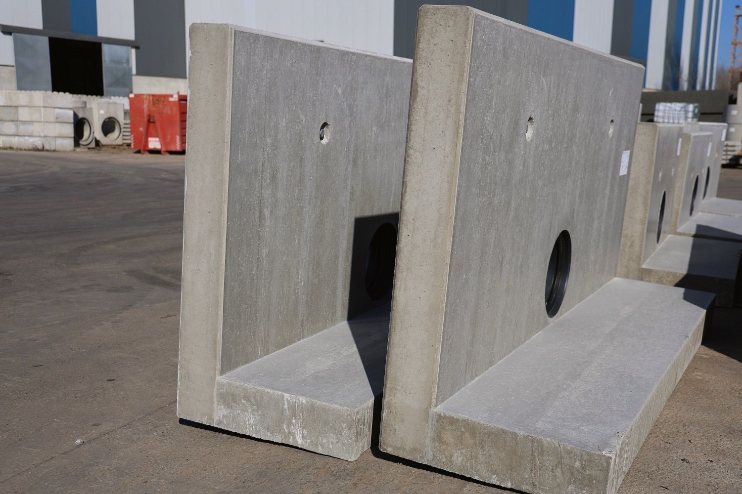 Tuyaux en béton préfabriqué empilés chez Webeco, prêts à être utilisés dans des projets d’infrastructures hydrauliques durables.